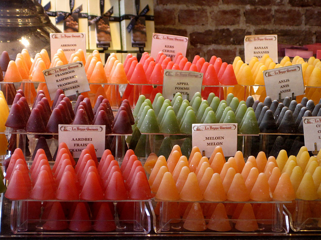 Ngày nay, với sự phát triển của công nghiệp bánh kẹo, Cuberdon có nhiều hương vị khác như chanh, táo, dâu, cam, việt quất, chocolate….