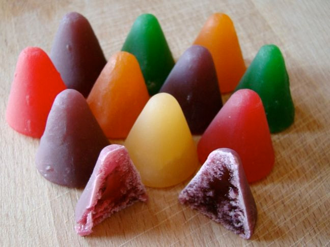 Một số người nghĩ rằng hình dạng của kẹo Curberdon được lấy cảm hứng từ chiếc mũ của linh mục, nhưng nhiều người lại cho rằng cuberdons được tạo ra bởi một dược sĩ, giống như kẹo hạt dẻ.