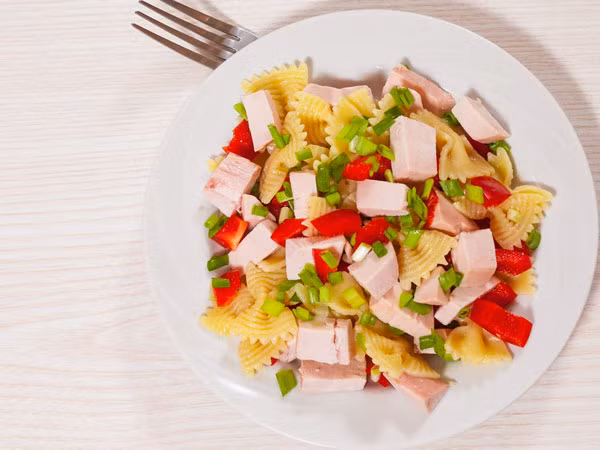 Thường xuyên ăn các loại salad như cà rốt, dưa chuột, rau diếp, cà chua, hành, tỏi… ít nhất một lần mỗi ngày, trước bữa trưa hoặc bữa tối. Việc ăn salad trộn giấm có thể giúp máu hấp thụ ít đường hơn từ các bữa ăn, giúp cân bằng đường huyết và làm giảm nguy cơ mắc bệnh tiểu đường.