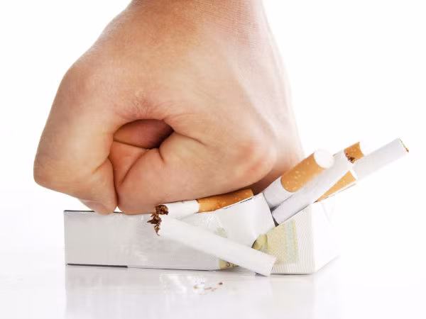 Hút thuốc lá cũng liên quan đến bệnh tiểu đường. Vì vậy, bạn cần loại bỏ thói quen này càng sớm càng tốt để giảm nguy cơ. Ảnh: Boldsky. 