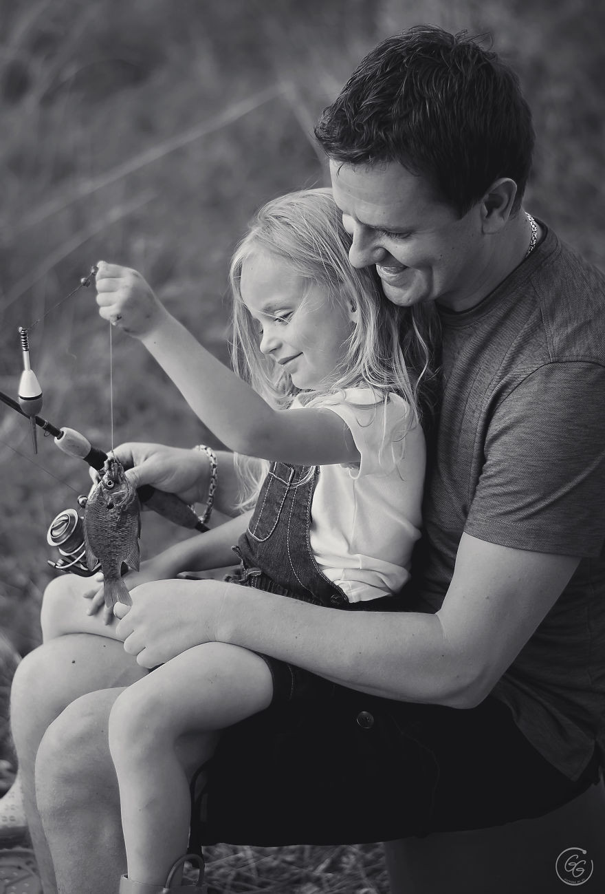 Cha cùng con gái đi câu cá.