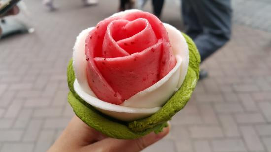 Kem ốc quế hình bông hoa hồng.