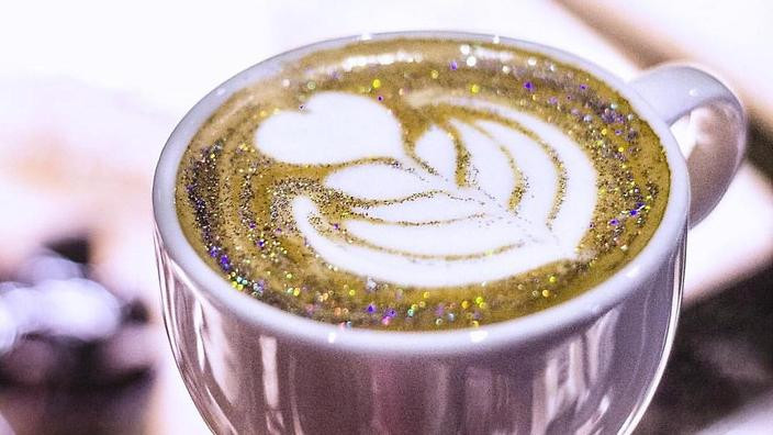 Những cốc cà phê long lanh và hấp dẫn.