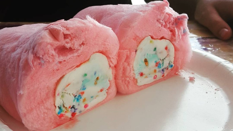 Những tín đồ kẹo ngọt chắc hẳn sẽ thích món kẹo bông cuộn kem này.