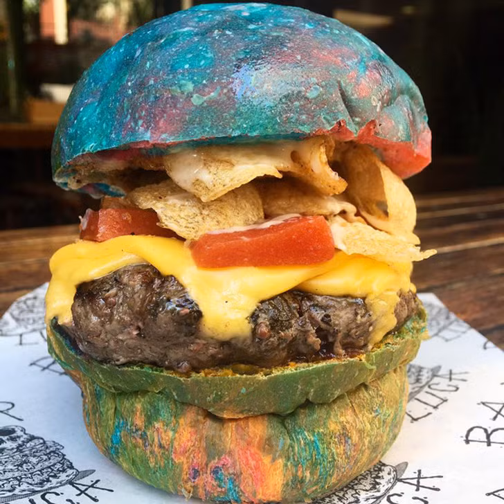 Bánh burger bảy sắc cầu vồng là một trong những món ăn cực chất, trào lưu ẩm thực từng gây sốt và thu hút nhiều người ăn thử.