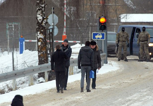 Cảnh trao đổi tại biên giới giữa Nga và Estonia. Ảnh: Daily Mail.