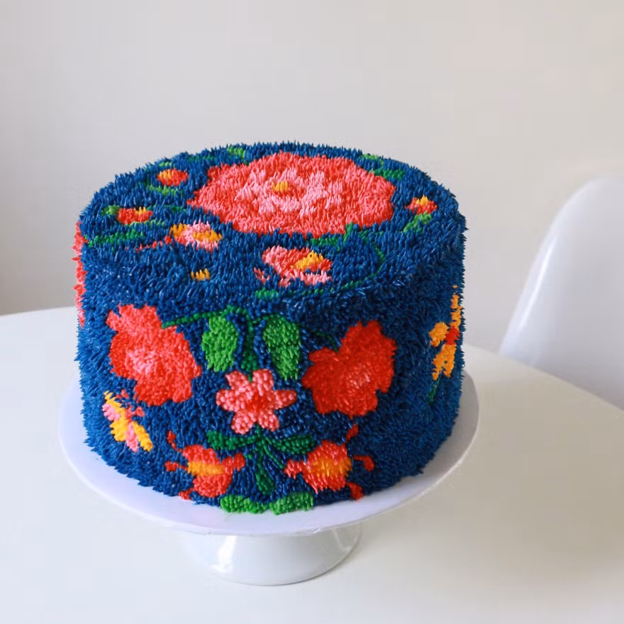 Mỗi chiếc bánh đều được tô điểm theo cách riêng tựa như những tấm thảm đủ sắc màu.