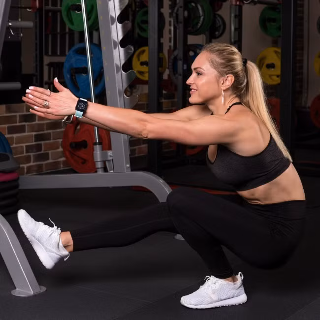 Đứng trên sàn, giữ tay bạn ở ngang vai và song song với sàn. Nâng cao một chân song song với sàn và hạ thấp cơ thể của bạn xuống thấp nhất có thể. Giữ trong vài giây, đứng lên và thay đổi chân.