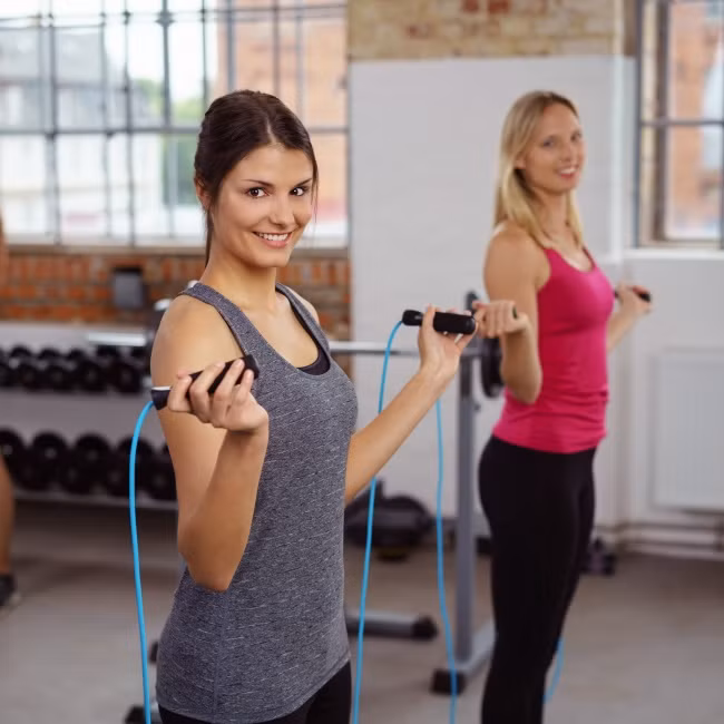 Nhảy dây không chỉ giúp săn chắc đôi chân mà còn là bài tập tốt cho tim.