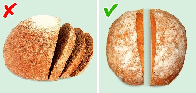 Bánh mì muốn giữ được lâu hơn, bạn nên cắt ở giữa ổ bánh rồi cắt lát từ giữa để ăn. Sau đó, bạn lại chụp hai nửa bánh lại với nhau rồi cho vào túi để bảo quản. Đây là mẹo giữ thức ăn tươi lâu khá đơn giản và dễ nhớ.