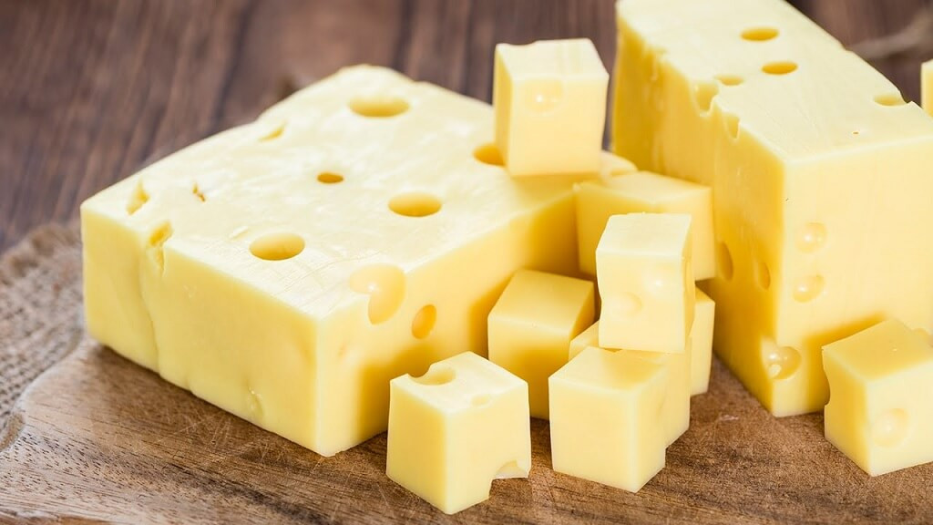 Nếu bạn muốn giữ pho mát tươi, hãy quấn nó trong giấy da hoặc giấy sáp.