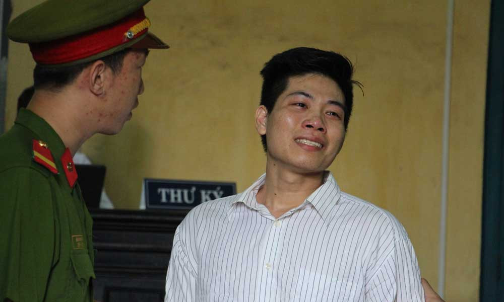 Phạm Ngọc Sơn không cầm được nước mắt khi thấy người thân.