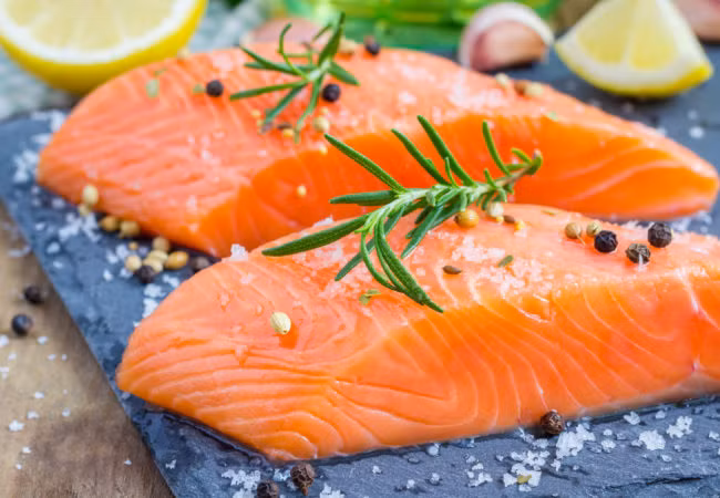 Cá hồi hoang dã được đánh bắt trong môi trường tự nhiên rất giàu axit béo omega-3, chất chống oxy hóa mạnh mẽ. Cá cũng tốt cho việc chữa lành đường ruột bị viêm.