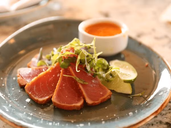 Nếu cá ngừ được bảo quản lạnh sau khi đánh bắt, nó có thể giải phóng độc tố mà có nấu lên cũng không hết độc. Do vậy, bạn nên chọn cá ngừ tươi cho gia đình. Ảnh: Boldsky.