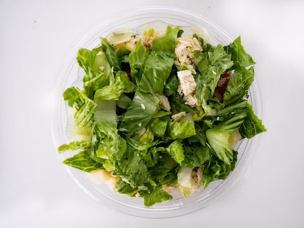 Các loại rau lá xanh như rau diếp, rau bina, cải bắp dễ bị nhiễm bẩn, bùn và nước bẩn. Vì vậy, bạn cần rửa chúng đúng cách và nấu chín trước khi ăn. Ảnh: Boldsky.