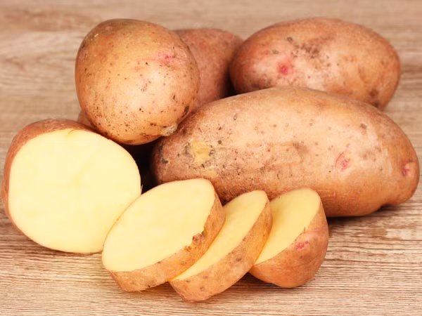 Khoai tây nếu nấu chín đúng cách sẽ không gây ra bệnh tật. Không ăn salad khoai tây được phục vụ trong các nhà hàng, vì chúng có thể khiến chúng ta ngộ độc. Ảnh: Boldsky.