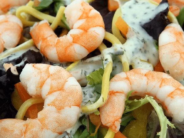 Các loại hải sản có vỏ như hàu, cua, tôm thường chứa vi khuẩn có hại gây ngộ độc thực phẩm. Ảnh: Boldsky.