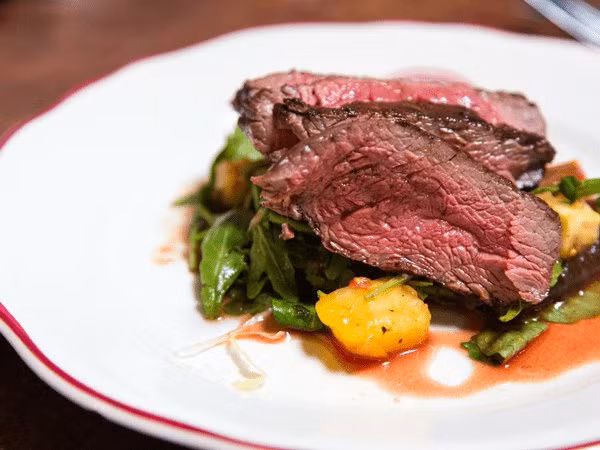 Thịt gà và thịt bò dễ gây ngộ độc nếu không được nấu ăn đúng cách. Thịt dễ bị nhiễm khuẩn Salmonella và Staph, do đó, bạn đừng bao giờ ăn thịt nấu chưa chín kỹ. Ảnh: Boldsky.