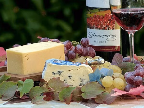 Pho mát có thể bị nhiễm nhiều loại vi khuẩn như Salmonella hoặc Listeria, có thể gây sẩy thai. Ảnh: Boldsky.