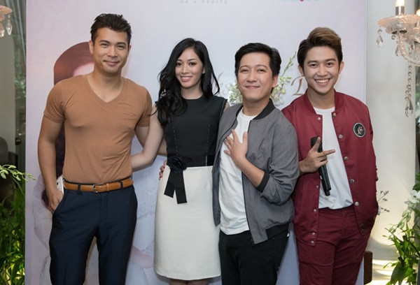 Trường Giang đi sự kiện cũng khá giản dị với áo phông trắng, quần âu và áo khoác màu xám.