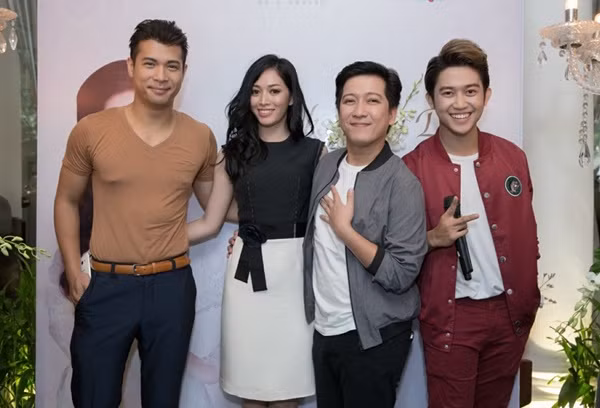 Trường Giang đi sự kiện cũng khá giản dị với áo phông trắng, quần âu và áo khoác màu xám.