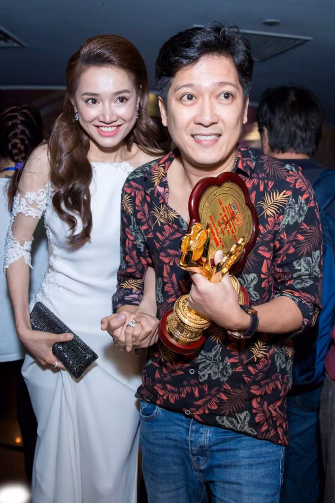 Nhiều lần xuất hiện tại các sự kiện quan trọng, Trường Giang vẫn trung thành với những trang phục bình dị trong khi Nhã Phương mặc váy lộng lẫy và sang chảnh.