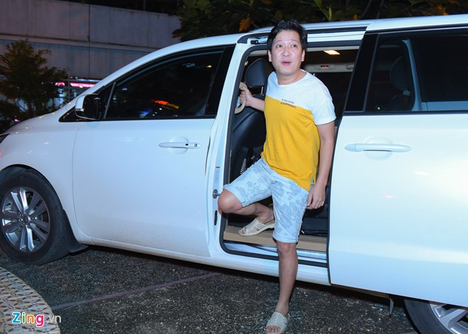 Thậm chí lúc đi siêu xe thì anh vẫn chọn áo phông, quần short và dép tổ ong.