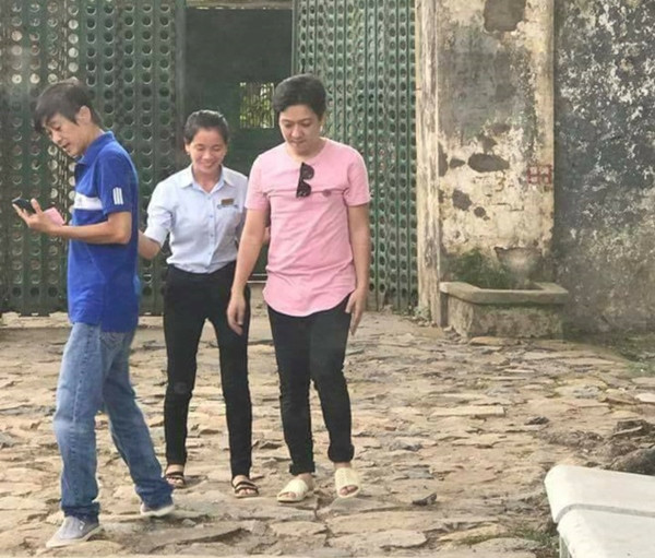 Đôi dép tổ ong đã theo anh trong nhiều vai diễn và các chặng đường.