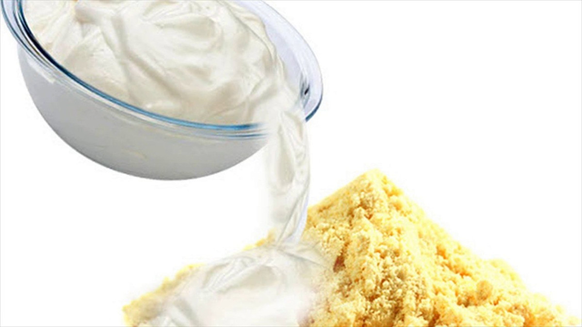 Sữa trộn bột mì rửa mặt: Trộn 1 muỗng canh bột mì với sữa hoặc sữa đông để tạo thành bột nhão. Bôi hỗn hợp lên mặt và để yên trên một vài phút. Khi mặt khô thì rửa bằng nước. Ảnh: Internet.