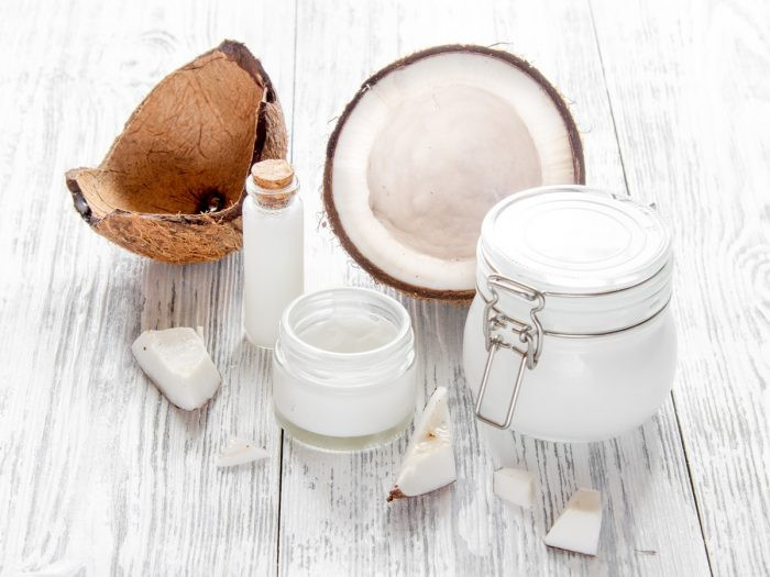 Dầu dừa rửa mặt: Cách rửa mặt này giúp duy trì độ ẩm tự nhiên, loại bỏ bụi bẩn tích tụ và dầu dư thừa trên da. Đầu tiên, thoa một vài giọt dầu dừa nguyên chất khắp mặt và xoa bóp nhẹ nhàng theo chuyển động tròn khoảng 30 giây. Sau đó, dùng chiếc khăn nhúng nước ấm để che mặt. Tháo khăn sau 15-30 giây và lau sạch dầu dư thừa ra khỏi mặt.