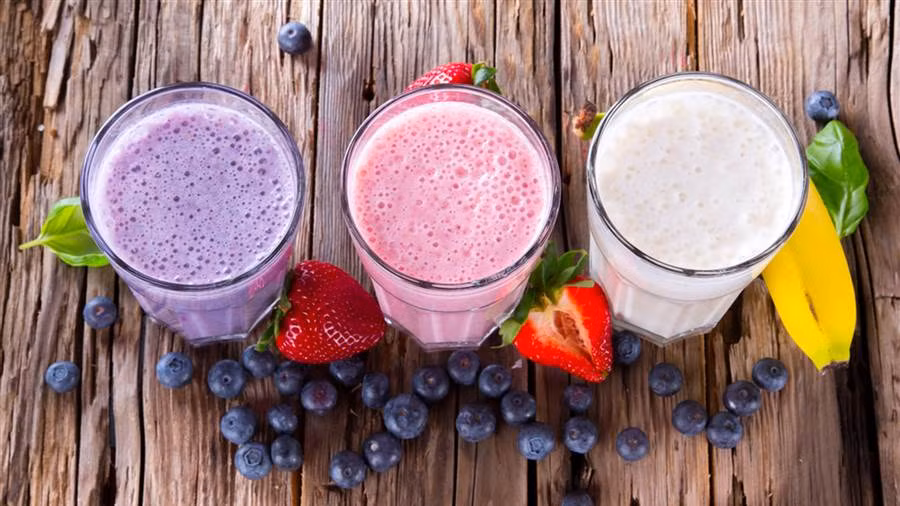 Nhiều người thường thêm sữa béo, kem hay bơ, đường để tăng hương vị cho ly sinh tố trái cây nhưng điều này đồng nghĩa rằng bạn đang thêm nhiều chất béo vào cơ thể.