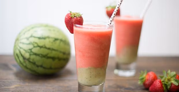 Sinh tố có quá nhiều trái cây có nghĩa là quá nhiều đường. Mặc dù đường trong trái cây là tự nhiên nhưng chúng vẫn làm cho lượng đường trong máu tăng lên và có thể làm bạn tăng cân. Vì vậy, nên sử dụng trái cây ít đường như dưa hoặc dưa hấu và giới hạn liều lượng.