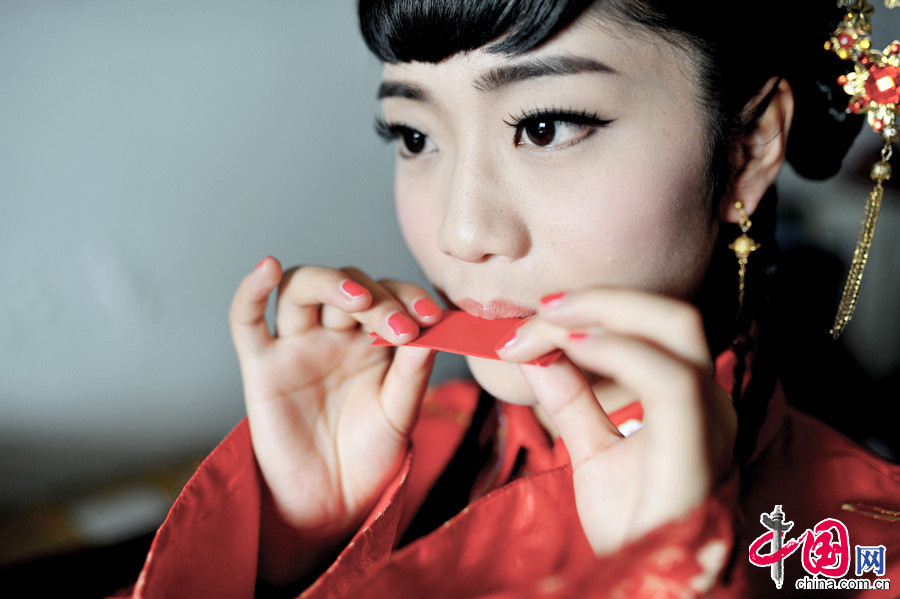 Phơi khô để được những miếng son giấy. Khi cần làm hồng đôi môi, phụ nữ thời xưa sẽ ngậm miếng giấy này, nước hoa hồng phai ra như mực in lên da môi.