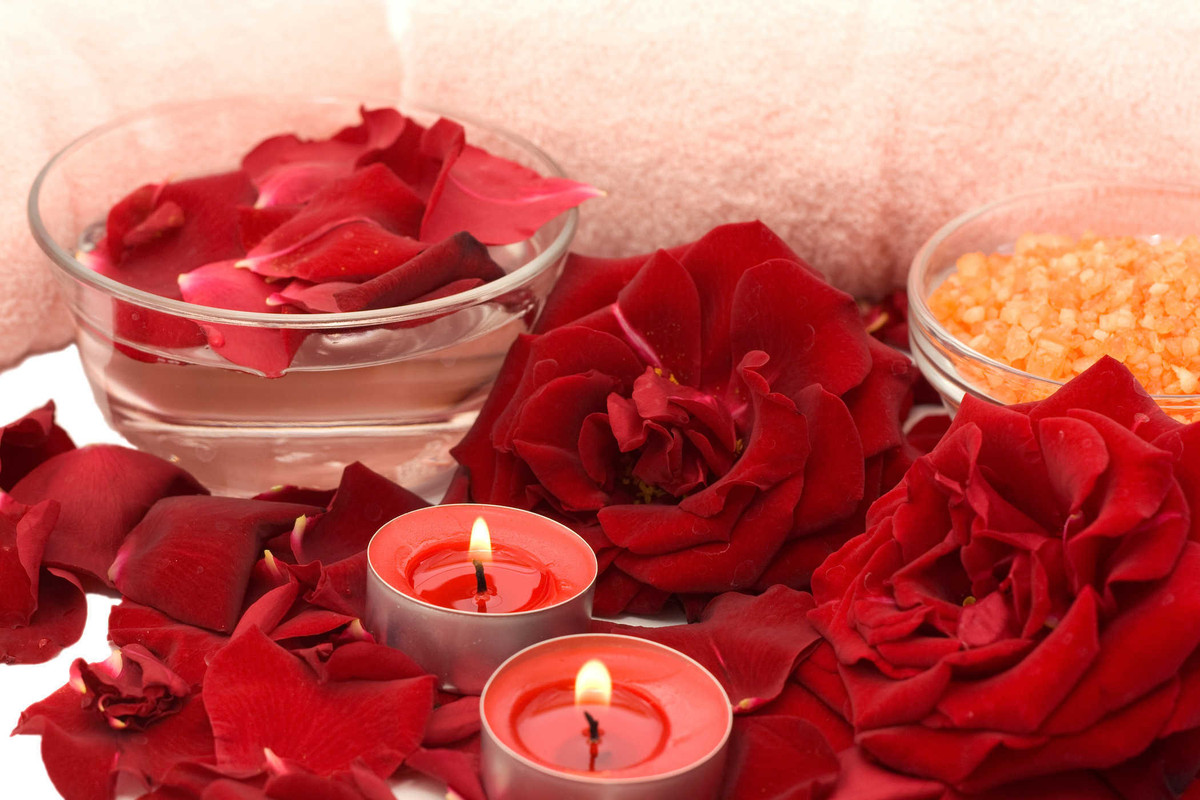 Việc thả cánh hoa vào bồn tắm không chỉ để cho đẹp, mà nó còn có tác dụng giúp da mềm mại, thơm tho hơn.