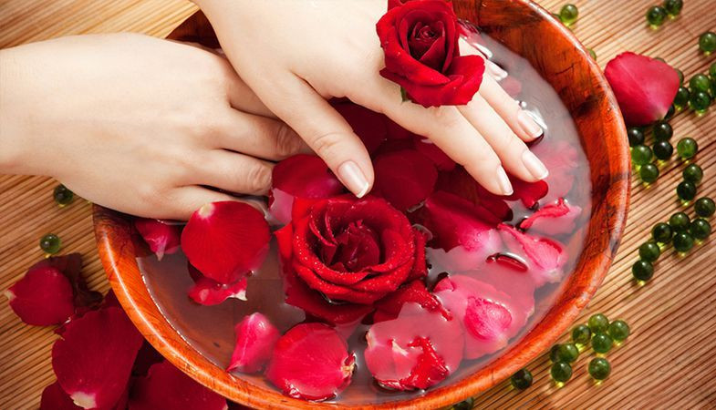 Một cách chưng cất nước hoa truyền thống từ hoa hồng là lấy 1,5 cốc cánh hoa đã xay nhuyễn hoặc xé vụn cho vào nồi. Đổ vào 3 cốc nước, đậy kín đun sôi rồi để lửa thật nhỏ đến khi cạn chỉ còn vài thìa. Tiếp theo, lọc kỹ qua vải để được nước trong. Sau đó, để nước hoa trong một lọ thủy tinh tối màu và sử dụng dần.