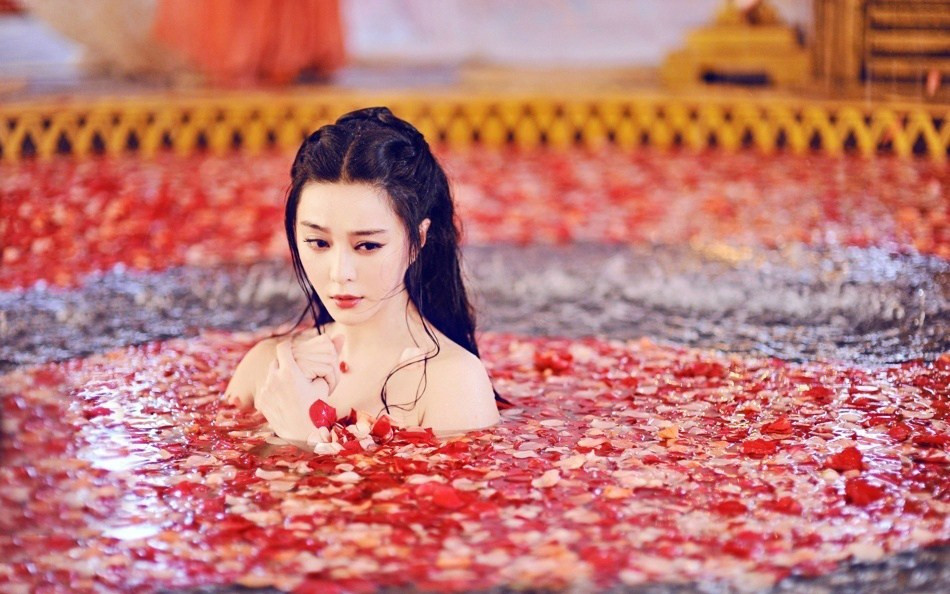 Một trong số những bí mật để có được sắc đẹp của những bậc vua chúa, cung nữ ngày xưa, chính là chăm sóc da bằng cách ngâm mình trong bồn nước hoa hồng.