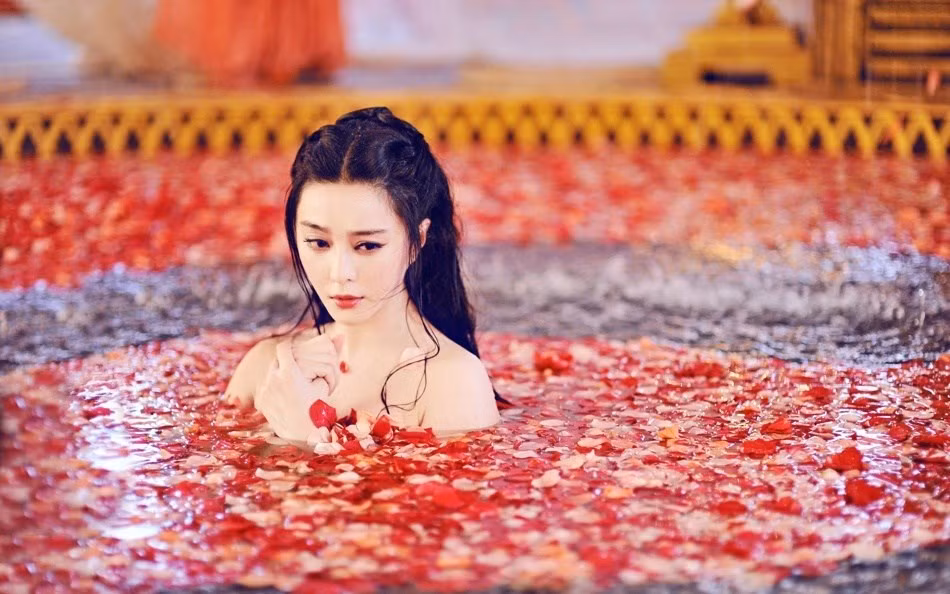 Một trong số những bí mật để có được sắc đẹp của những bậc vua chúa, cung nữ ngày xưa, chính là chăm sóc da bằng cách ngâm mình trong bồn nước hoa hồng.