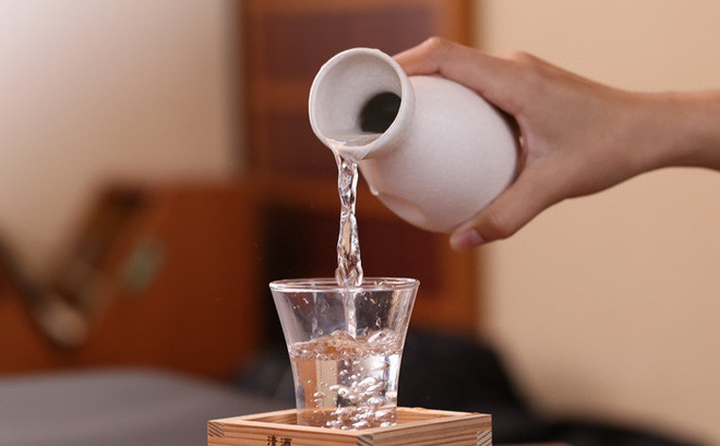 Rượu: Giống như oxy già, rượu là chất tẩy được sử dụng để khử trùng vết thương. Sự mát lạnh trên da sau khi bôi có thể khiến bạn cảm thấy nó thực sự hiệu quả nhưng thực chất rượu là một trong những chất làm khô và gây tổn hại cho da nhất, đặc biệt với da mặt.