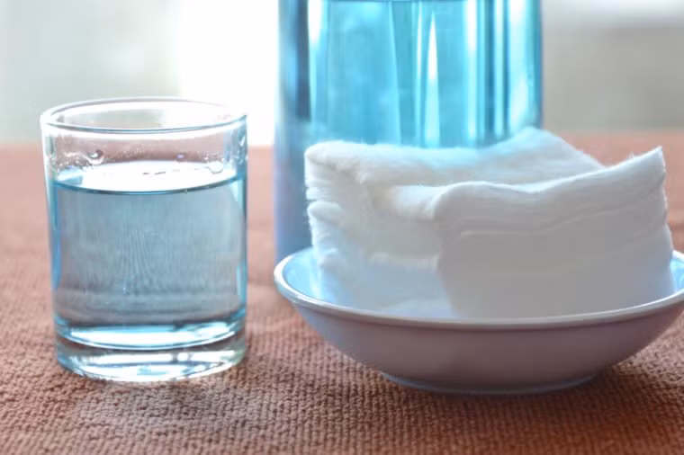 Hydrogen Peroxide (Oxy già): Sử dụng oxy già là cách tốt nhất để tránh nhiễm trùng vết thương do vết cắt hay bỏng nhưng chất oxy hóa này không hề thích hợp để điều trị mụn chút nào bởi chất oxy hóa có khả năng bào mòn tự nhiên này có gây bỏng, phồng rộp da.