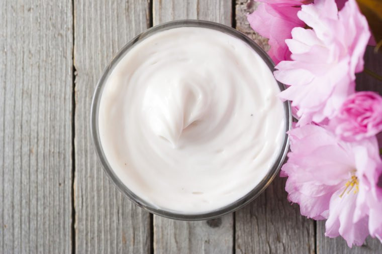 Kem dưỡng thể (Body lotion): Đây là một trong những thứ không nên bôi lên mặt. Hầu hết các loại kem dưỡng da đều chứa nước hoa có thể gây kích ứng cho da.