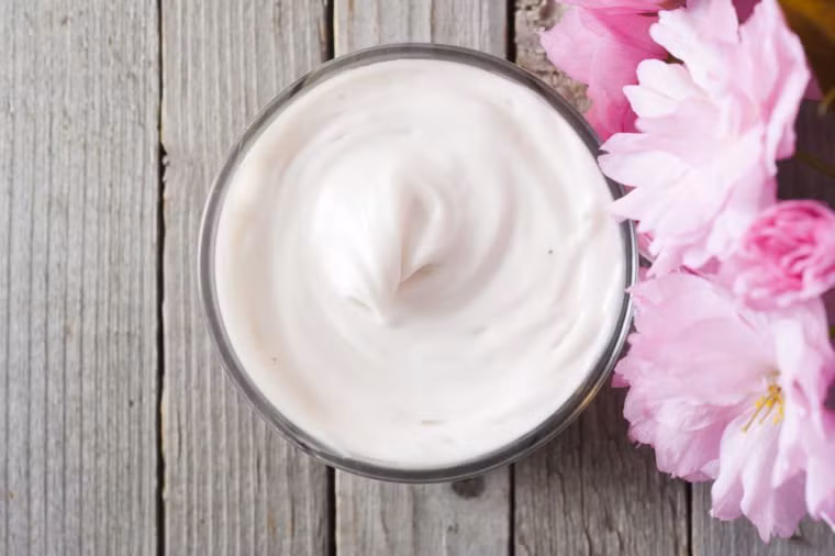 Kem dưỡng thể (Body lotion): Đây là một trong những thứ không nên bôi lên mặt. Hầu hết các loại kem dưỡng da đều chứa nước hoa có thể gây kích ứng cho da.