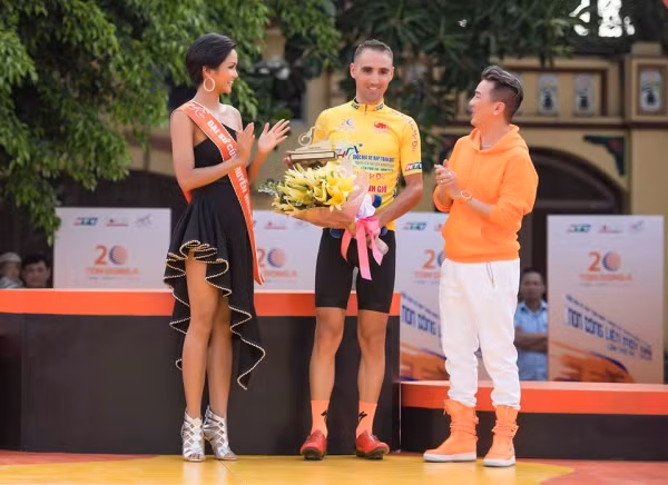 Thiết kế quá “kiệm vải” không phù hợp với sự kiện diễn ra ban ngày, không gian ngoài trời và đặc biệt nó lại được diễn ra những nơi công cộng như thế này. Xét về tính chất sự kiện bộ cánh lại càng trở nên “lạc quẻ” khiến cô mất điểm.