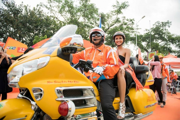 Chẳng ai dám nghĩ rằng với chiếc váy ngắn như vậy, H’Hen Niê có thể ngồi lên để cổ vũ cho các cua-rơ. Nếu là đại sứ của cuộc thi, H’Hen Niê nên cân nhắc hình ảnh của mình trước khi xuất hiện để phù hợp với bối cảnh sự kiện hơn nữa để tránh những sự cố váy áo có thể xảy ra.