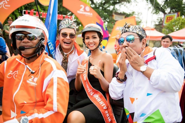 Hình ảnh đương kim hoa hậu ngồi trên chiếc xe mô tô trông thật “sai trái”. Thử̉ hỏ̉i, với cách ăn diện như thế này, thì H’Hen Niê muốn truyền tải thông điệp gì trên cương vị đại sứ cuộc đua xe đạp năm nay?