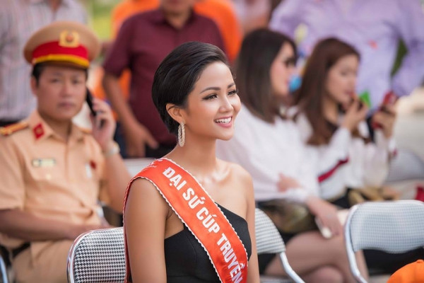 Sáng 30/3, trên cương vị là đại sứ cúp đua xe đạp truyền hình năm nay, Hoa hậu H’Hen Niê có mặt để dự buổi lễ khai mạc tại TP. Lạng Sơn. Với tính chất của một sự kiện thể thao lớn, đương kim Hoa hậu Hoàn vũ gây khó hiểu vì diện bộ cánh đen lệch vai trông vô cùng gợi cảm.