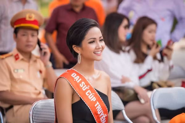 Sáng 30/3, trên cương vị là đại sứ cúp đua xe đạp truyền hình năm nay, Hoa hậu H’Hen Niê có mặt để dự buổi lễ khai mạc tại TP. Lạng Sơn. Với tính chất của một sự kiện thể thao lớn, đương kim Hoa hậu Hoàn vũ gây khó hiểu vì diện bộ cánh đen lệch vai trông vô cùng gợi cảm.