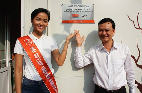 Trước đó trong một sự kiện bên lề của giải đua xe đạp năm nay, Hoa hậu Hoàn vũ Việt Nam gây ấn tượng với phong cách vô cùng giản dị. Với hình ảnh năng động như thế này có lẽ sẽ phù hợp hơn trong buổi lễ khai mạc.