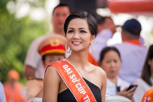 Từ tóc tai đến cách make-up, H’Hen Niê rất nổi bật. Song với hình ảnh này, hoàn toàn không hợp với bối cảnh, nếu như không nói cô đã xuất hiện nhầm sự kiện.