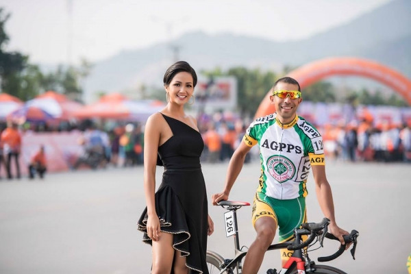 Là buổi khai mạc sự kiện thể thao mang tầm quốc gia như thế này, trên cương vị là đại sứ, đáng lẽ cô nên chọn cho mình một hình ảnh năng động hay ít ra nói lên được tinh thần thể thao. Nếu với hình ảnh này H’Hen Niê xuất hiện trong một sự kiện thảm đỏ nào đó trong làng giải trí thì xem ra cô đã ghi điểm tuyệt đối.