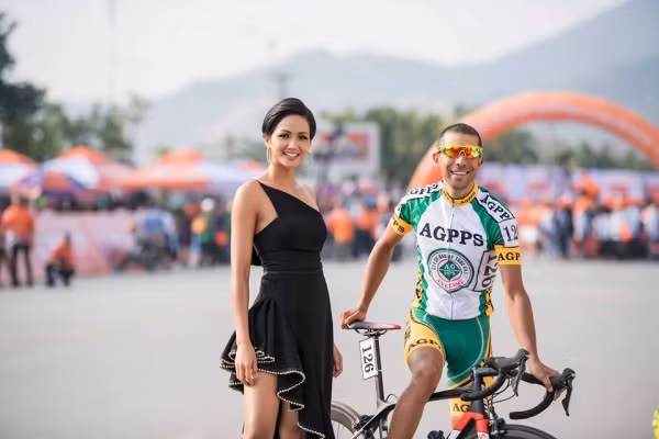 Là buổi khai mạc sự kiện thể thao mang tầm quốc gia như thế này, trên cương vị là đại sứ, đáng lẽ cô nên chọn cho mình một hình ảnh năng động hay ít ra nói lên được tinh thần thể thao. Nếu với hình ảnh này H’Hen Niê xuất hiện trong một sự kiện thảm đỏ nào đó trong làng giải trí thì xem ra cô đã ghi điểm tuyệt đối.